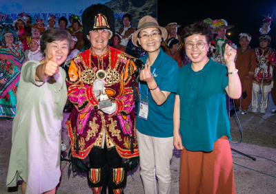 The orgaizer of this show, Jackie, the Chair of the Jeju International Wind Ensemble Festival and her assistant (Haenyeo, Jeju, 2017)
Photo by David Johns
Keywords: 2017