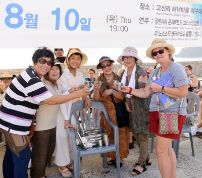 Jackie with some of the woman who served us a delicious drink made from fermented tangerines (Haenyeo, Jeju, South Korea, 2017)
Photo by David Johns
Keywords: 2017