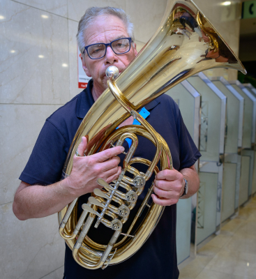 Dave Bruce playing a Kaiser Baritone belonging to a member of the Bavarian band (Jeju, 2017)
Photo by David Johns
Keywords: 2017