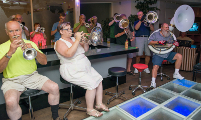 Optimists Alumni performing for the Bavarian band (Jeju, 2017)
Photo by David Johns
Keywords: 2017