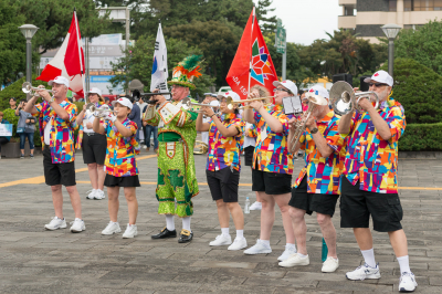 Optimists Alumni in parade outfits with Barry Woods in Mummers (Final Day, Jeju, South Korea, 2017)
Photo by David Johns
Keywords: 2017