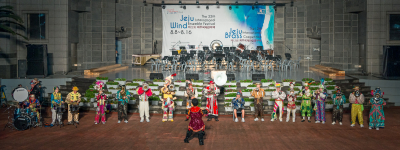 Optimists Alumni play at the venue of both our first and final performances on Jeju (Final Day, Jeju, South Korea, 2017)
Photo by David Johns
Keywords: 2017