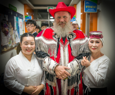 Keith and friends (August 15, Jeju, 2017)
Photo by David Johns
Keywords: 2017
