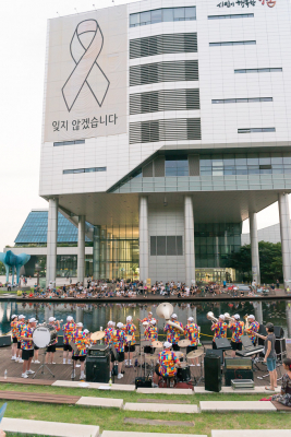 Optimists Alumni in front of the city hall (Seongnam City Hall, South Korea, 2017)
Photo by David Johns
Keywords: 2017
