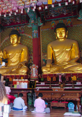 Buddhas at a temple in Seoul (Seoul, South Korea, 2017)
Photo by Keith Dearlove
Keywords: 2017