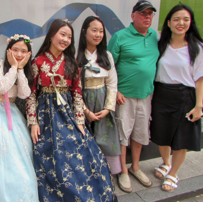 3 high school girls in traditional dress, Barry Woods and our guide (Seoul, South Korea, 2017)
Photo by Keith Dearlove
Keywords: 2017