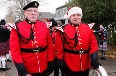 former Optimist Bill Kellas with his son, Drew, Toronto Signals (Guelph Santa Parade, 2017)
Photo by Eric McConachie
Keywords: 2017
