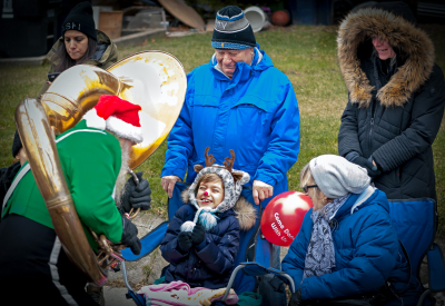 Keith entertaining the kids, Optimists Alumni (Etobicoke Santa Parade, 2018)
Photo by David Johns
Keywords: 2018