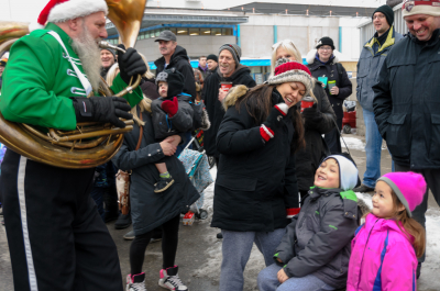 Keith entertaining the kids and their parents, Optimists Alumni (Guelph Santa Parade, 2018) 
Photo by Eric McConachie
Keywords: 2018