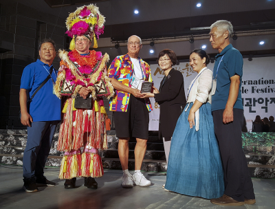 Mark and Mike present a plaque to festival officials, including Yun (Jeju, 2019)
Photo by Judy Ferguson
Keywords: 2019