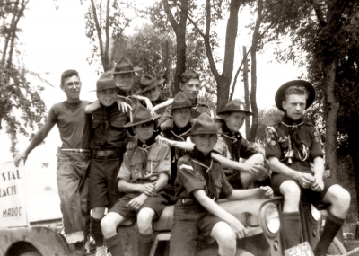 A few members of the 18th Scout Troop Band (1953)
Submitted by Phil Hennings

L-R: back row: Ed Nanni, Jim Patten, Marv Parker, Ben Woodley
2nd row: ?, Peter Coward, Paul Stephens
front row: Larry Cheevers, ?, Al Latham
Keywords: 1953