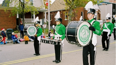 Optimists Alumni (Oakville Santa Claus Parade, 2007)
L-R: Carol Munro, Gaelen Swartz, James Burgess (Vern Reid, behind)

Photo by Eric McConachie
Keywords: 2007