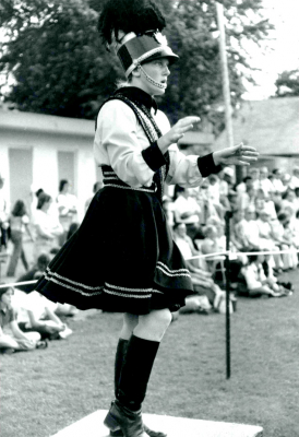 Jan Bell conducting the Peterborough Krescendos (1976)
Photo by Doug Smith
Keywords: 1976