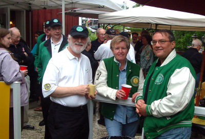 front: Bob Carell with Rita and Randy Cochrane (2006)
Behind and to the left: Bill Kane

Photo by Frans Rood
Keywords: 2006