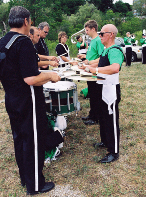 Optimists Alumni playing after the parade (Cambridge, 2007)
Photo by Eric McConachie
Keywords: 2007