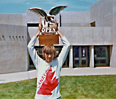 Jim Kane with the US Open trophy (1977)
Keywords: 1977