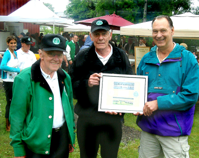 Clare Reid, Dick Brown and Bob Neagle (show organizer) (Coldwater, 2006)
Presentation of a plaque created by Phil Hennings. What's on it? Some words plus a a York Lions crest and photo (Bob played in York) as well as an Optimists crest together with a photo of the alumni corps.
photo by Frans Rood
Keywords: 2006