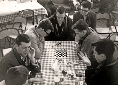 A game of chess (maybe 1962)
L-R: Bill Grigg, Ross Cation(?), ?, ?, Andy Henderson, Bill Hannah(?)

Photo by Don Daber
Keywords: 1962