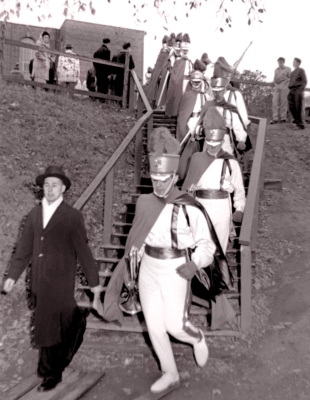 De La Salle heading down to school's football field for first performance in white uniforms (De La Salle "Oaklands", 1960)
Photo by Don Daber
Keywords: 1960