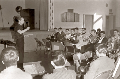 Barry Bell teaching the corps (Rehearsal, 1964)
Photo by Don Daber
Keywords: 1964