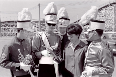 Alex Glover, maybe Barry Radford, Bill Holloway, John Shearer, Patti Pettigrew, Gary Corbett and Joe Palanica, Toronto Optimists (Photo Shoot for the Toronto Telegram, CNE, 1964)
Photo by Don Daber
Keywords: 1964