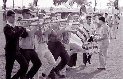 L-R: Gord Roberts, Ron Cooper (back), Ross Cation, Terry McKolskey, Doug Shearer, Paul Thompson, Dave Matts, Ron Kaiser, Gary Corbett, Doug MacKenzie, Bill Holloway, Barry Radford, Dennis Roberts, Toronto Optimists practicing (Lakeshore, 1965)
Photo by Don Daber
Keywords: 1965