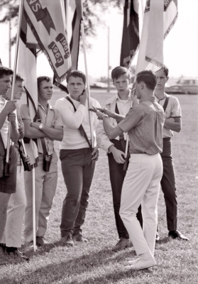 L-R: ?, ?, ?, ?,  Bill Kane, Gene Chepswick, Bill Hannah as Gene Chepswick (guard captain) gives some instructions to Guard (1965)
Photo by Don Daber
Keywords: 1965